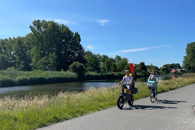 Amsterdam Countryside Bike and Kayak Tour - Kanaaldijk and the cableferry crossing: the kind of Dutch detail you feel