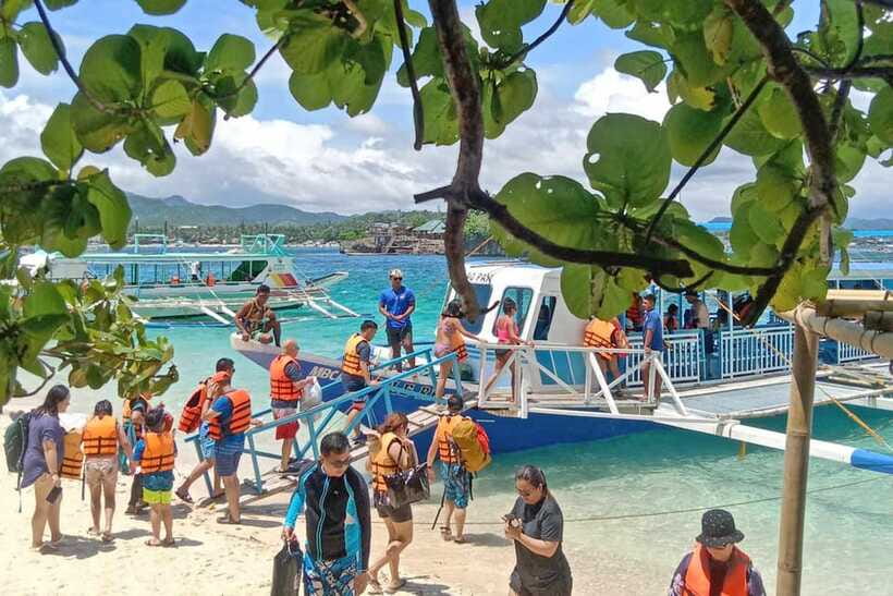 Boracay: Island Hopping with Crystal Kayak & Helmet Diving - Lunch on the Boat: BBQ, Prawns, and the Food Timeline