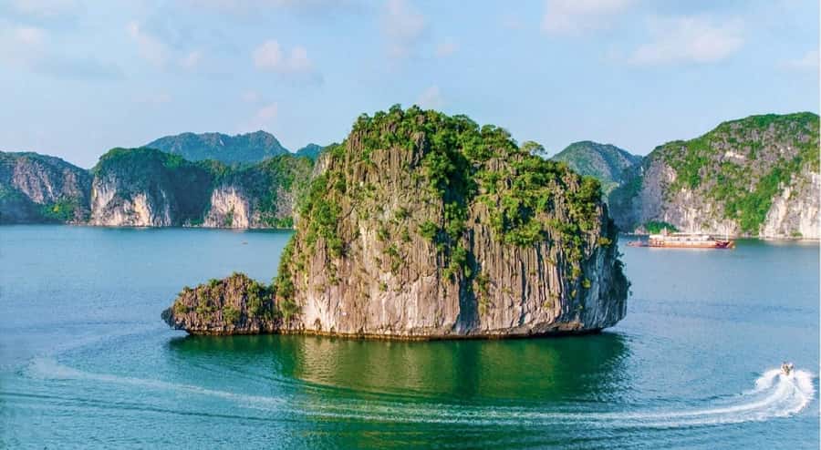 Cat Ba: Lan Ha and Ha Long Bay Boat Tour with Kayaking, Cave - Cruising Lan Ha Bay: limestone karst views and quiet water time