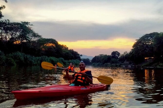 Chiang Mai: Kayak Under the Stars – 6 km to the Heart of the City - Getting wet, staying comfortable, and handling the river’s mood