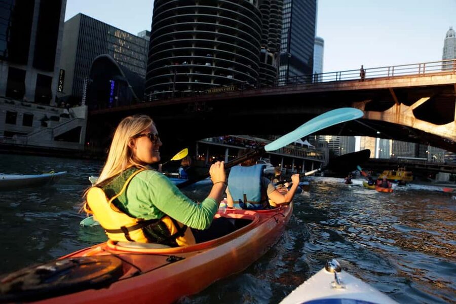 Chicago: 2-Hour Downtown Kayak Rental - Single vs tandem kayaks on the Chicago River