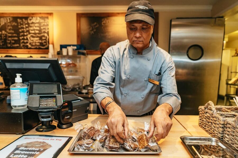 Chicago: Classic Food & Walking Tour with Free Bike or Kayak - Why the “extra” stops matter: street food and a local bakery