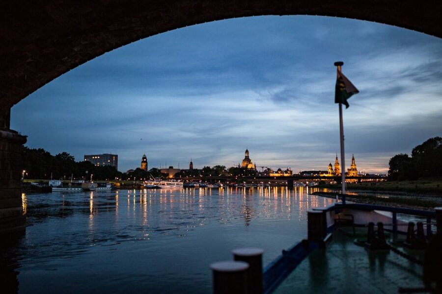 Dresden: Sunset Paddle Steamer Tour on the Elbe River - Getting aboard at Terrasanufer and finding Line 61 (L61)