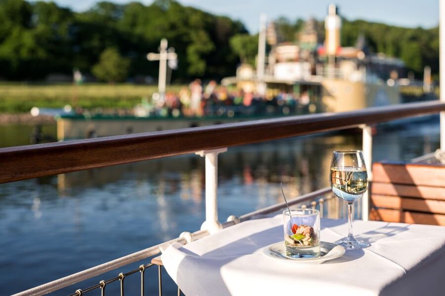 Dresden: Sunset Paddle Steamer Tour on the Elbe River - The 3-hour rhythm: Loschwitzer views downriver to Pillnitz and back