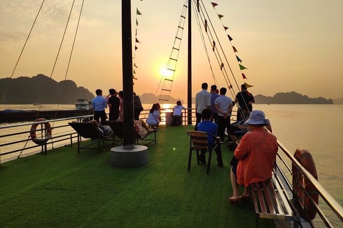 Excursion to Ha Long Bay with Titop Island and kayaking in Luon Cave - The guide and group size: why the day feels organized