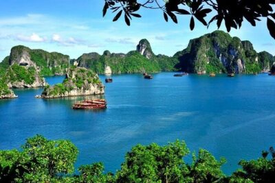From Hanoi: Ha Long Bay Day tour 4-Star with Kayaking - The cruise setup on the Reina: what “4-star” usually means here