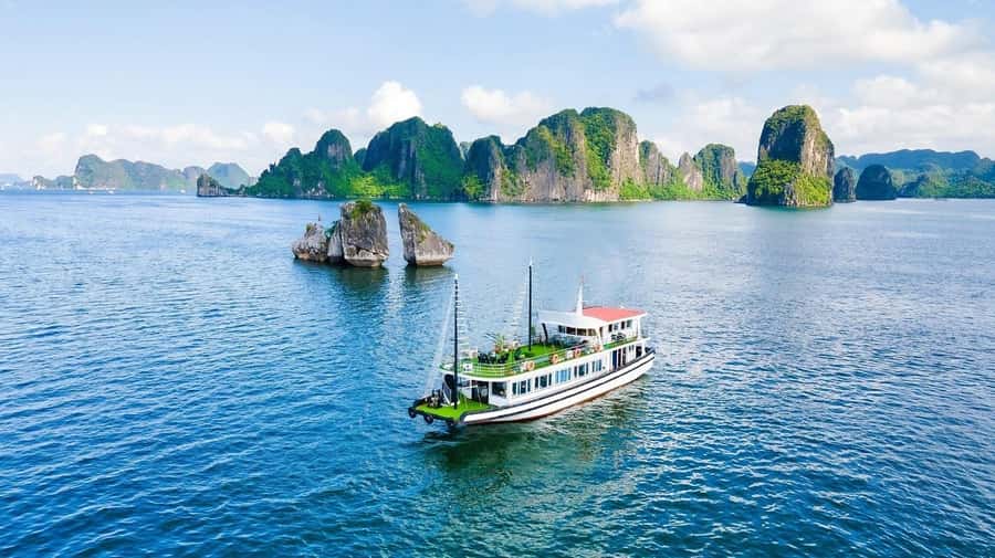 From Hanoi: Ha Long Bay Luxury Day Cruise with Food & Kayak - Sung Sot Cave (Surprising Cave): the main wow-factor walk
