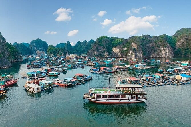 Full day deep water soloing - Kayaking in Cat Ba - Ha Long Bay. - Lunch onboard and the long cruise to Dầu Bê and Le Mekong