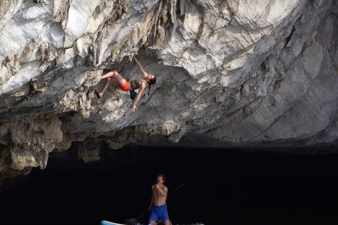 Full day deep water soloing - Kayaking in Cat Ba - Ha Long Bay. - Hòn Tay Kéo warm-up: first DWS routes, safe technique focus