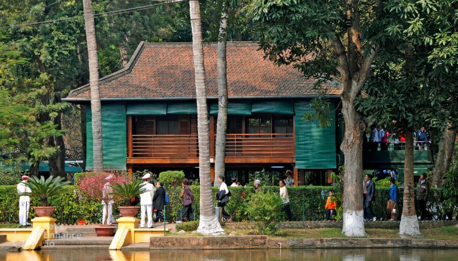 Full Day Ha Long Cruise With Swimming, Kayaking and Music - Luon Cave: Kayak Option or Bamboo Boat