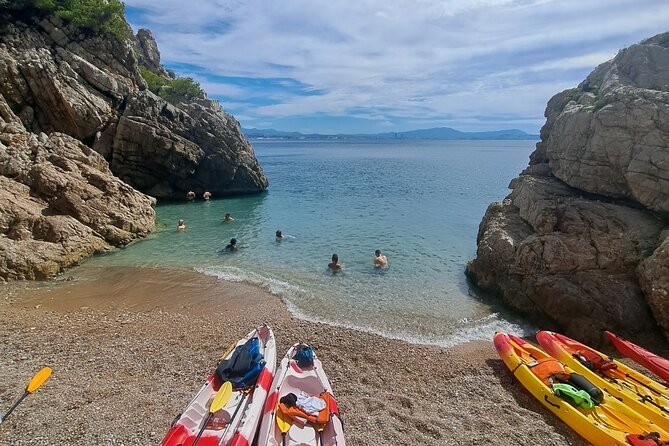 Guided kayak excursion in creeks - Your 3-Hour Rhythm: Briefing, Paddling, and a Swim Stop