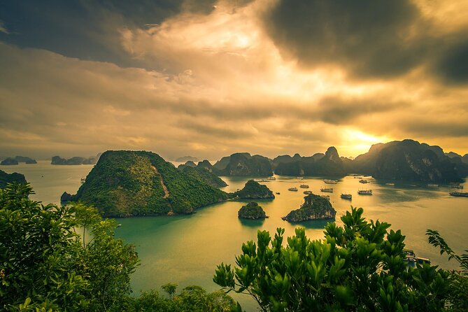 Ha Long Bay Cruise Day Tour-Cave, Kayaking,Ti top island & Lunch - Sung Sot (Surprise Cave): big stairs, big wow factor