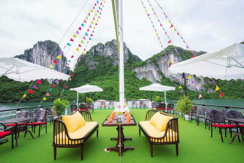 Ha Long Bay Deluxe Cruise & kayaking - 1 Day - Sung Sot Cave on Bo Hon Island: the main walking stop