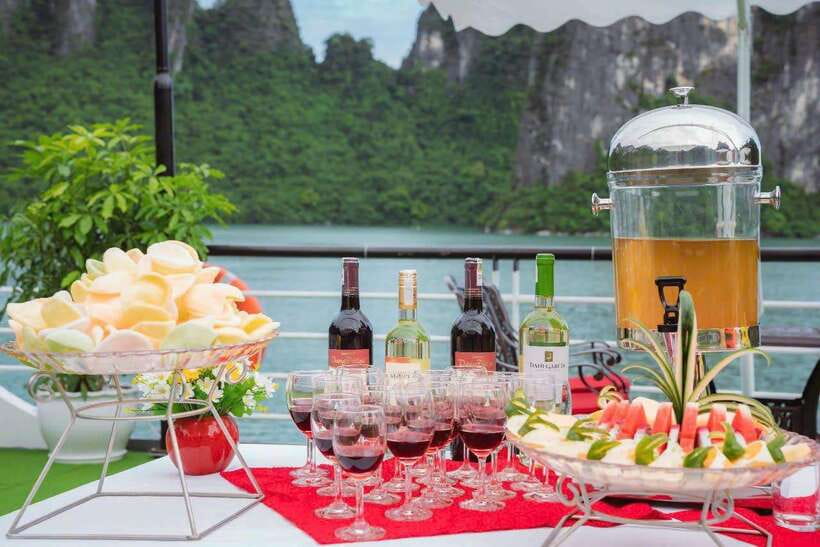 Ha Long Bay Deluxe Cruise & kayaking - 1 Day - TiTop Island: beach time plus a viewpoint option