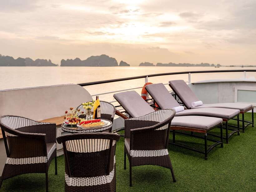 Ha Long Bay Deluxe Cruise & kayaking - 1 Day - Luxury cruise rhythm: welcome drink, lunch, and iconic islets