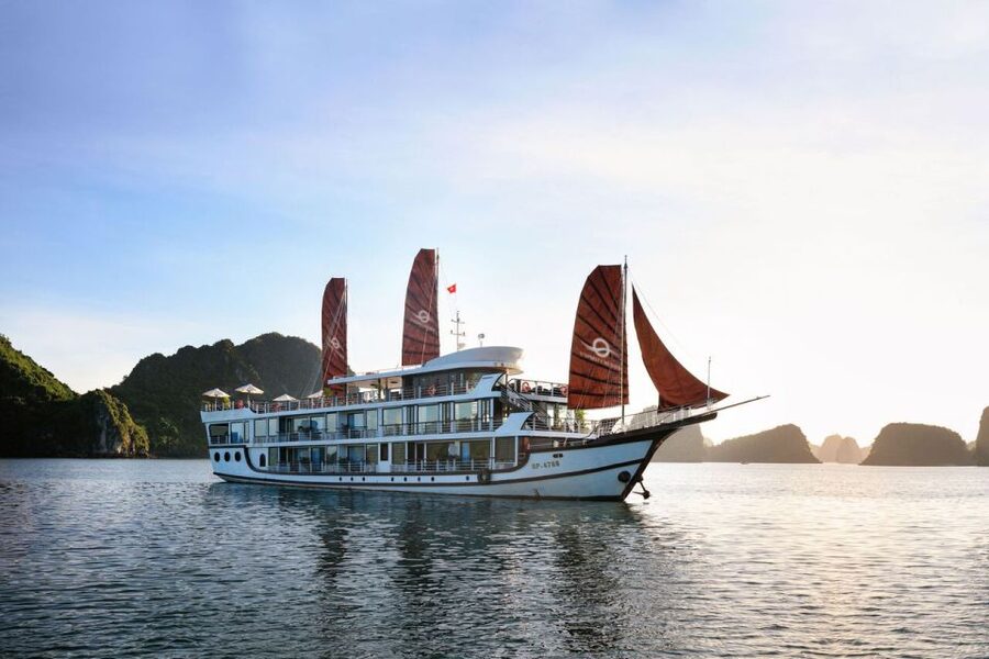 Ha Long & Lan Ha Bays: 2-Day Cruise with Meals & Kayaking - Bright Cave by bamboo boat: the small-scale cave experience