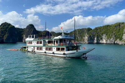 Halong Bay 2 days on classic cruise, small group, biking-kayaking - The Halong Venezia ship: 10 cabins, wood interior, A/C comfort