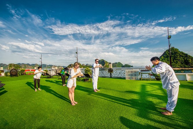 Halong Luxury Cruise 2D/1N: Kayaking, swimming, Titop island, Surprise cave - Onboard comfort: the ensuite cabin and onboard routine