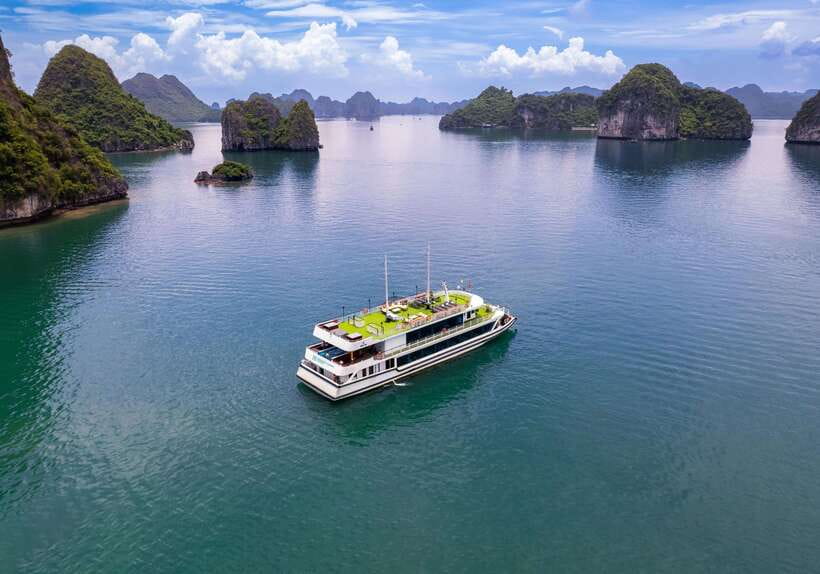 Hanoi: Halong Bay Cruise, Amazing Cave, Titov Island & Kayak - Getting to Tuan Chau: a long morning that stays organized