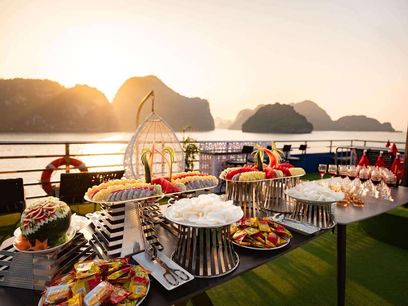Hanoi: Halong Bay Cruise, Amazing Cave, Titov Island & Kayak - Luon Cave by kayak: active time in the bay’s tight waterways