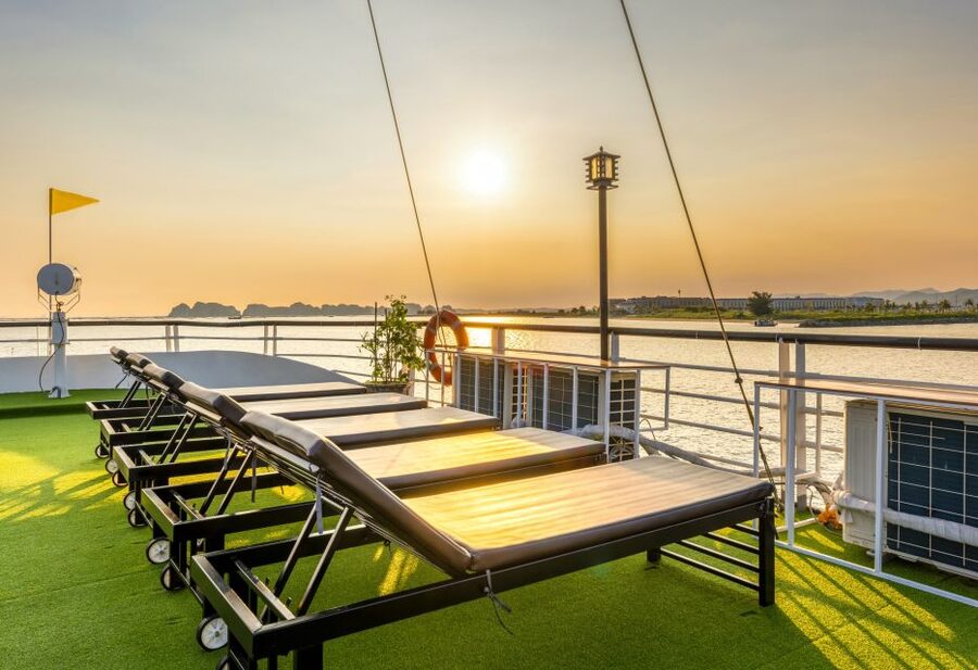 Hanoi: Halong Bay Cruise, Amazing Cave, Titov Island & Kayak - Sunset party at Tuan Chau: the light, the treats, and the ride home