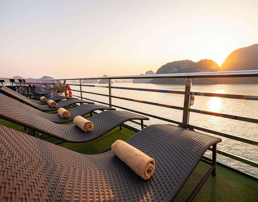 Hanoi: Halong Bay Cruise, Amazing Cave, Titov Island & Kayak - Guides and the day’s pacing: what makes it feel smooth