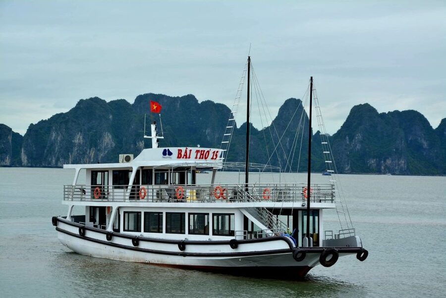 Hanoi: Roundtrip Halong Bay Islands, Caves, Kayaking & Lunch - A 6-hour Ha Long Bay day that still feels human