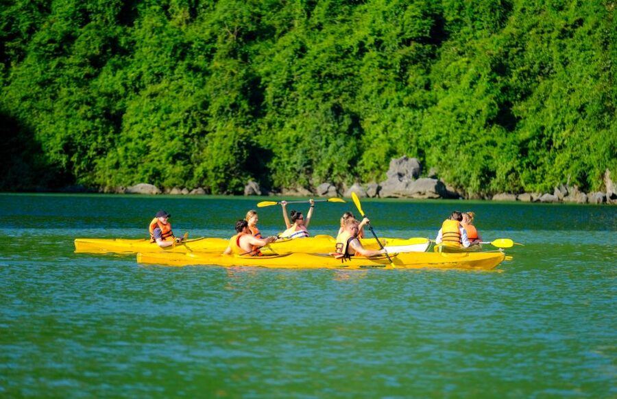 Hanoi: Roundtrip Halong Bay Islands, Caves, Kayaking & Lunch - Lunch on the water: set-menu seafood with real portion size