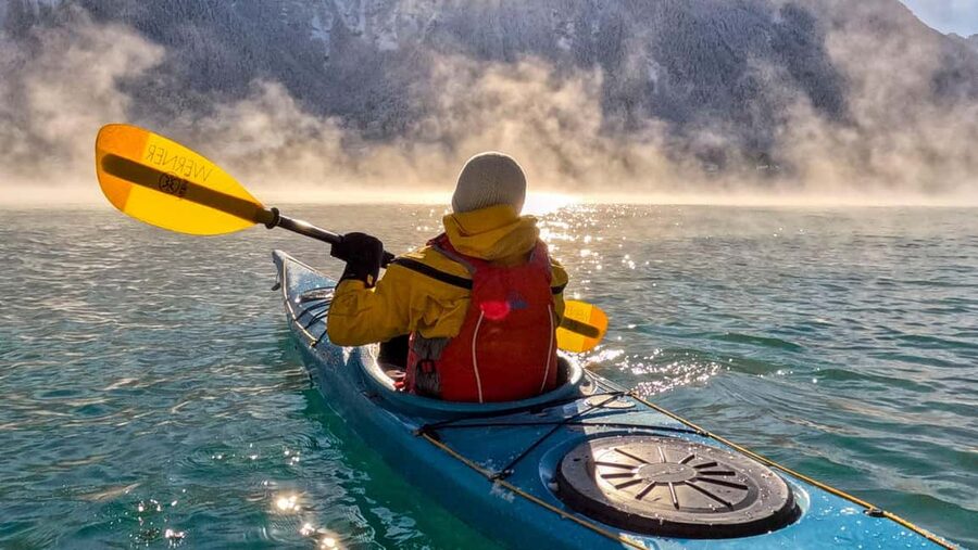 Interlaken: Small-Group Winter Kayak Tour on Lake Brienz - On-Water Paddling for Beginners: Learn, Play, Stay Together