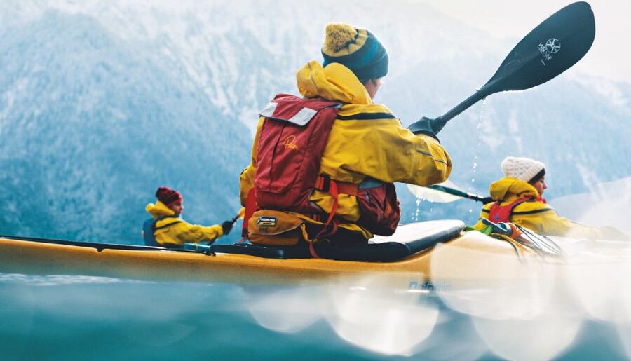 Interlaken: Winter Kayak Tour on Lake Brienz - Ringgenberg Castle and Mountain Reflections in Winter