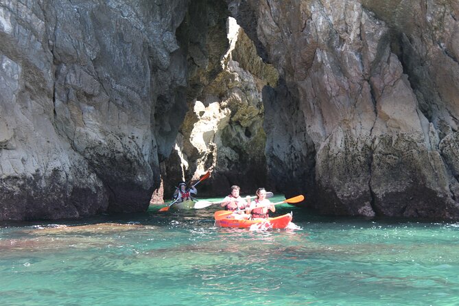 Kayak tour from Sesimbra to Ribeira do Cavalo Beach, passing through the caves - Tunnels, Coves, and Small Caves: How the Cave Route Works