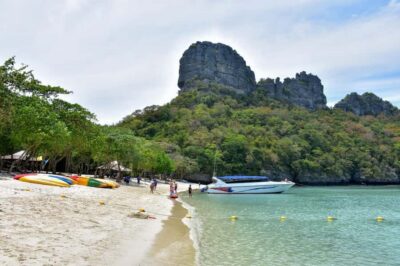 Koh Phangan: Angthong Emerald Waters & Kayaking by Speedboat - Speedboat cruising through a 42-island maze