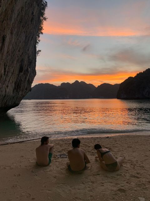 Lan Ha Bay: Sunset & Plankton Bioluminescent Night Kayaking - Dinner anchored in Lan Ha Bay: boat food and the floating homestay option