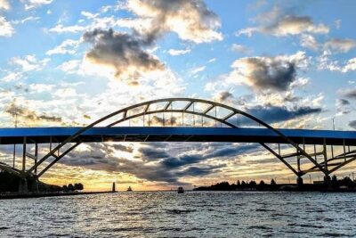 Milwaukee Kayak Rental - Kayaking Milwaukee River Downtown: Hoan Bridge and Bronze Fonz on Your Route