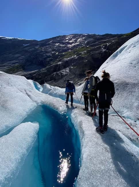 Nigards: Kayaking and Glacier Hike - Entering the day at Labben: meeting point, quick check-in, and the drive