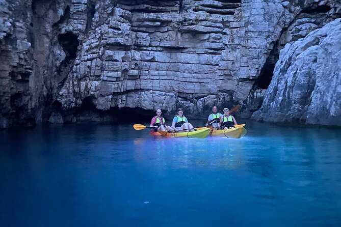 Night Glow Kayaking in Pula - When daylight fades: the illuminated kayaks and underwater glow