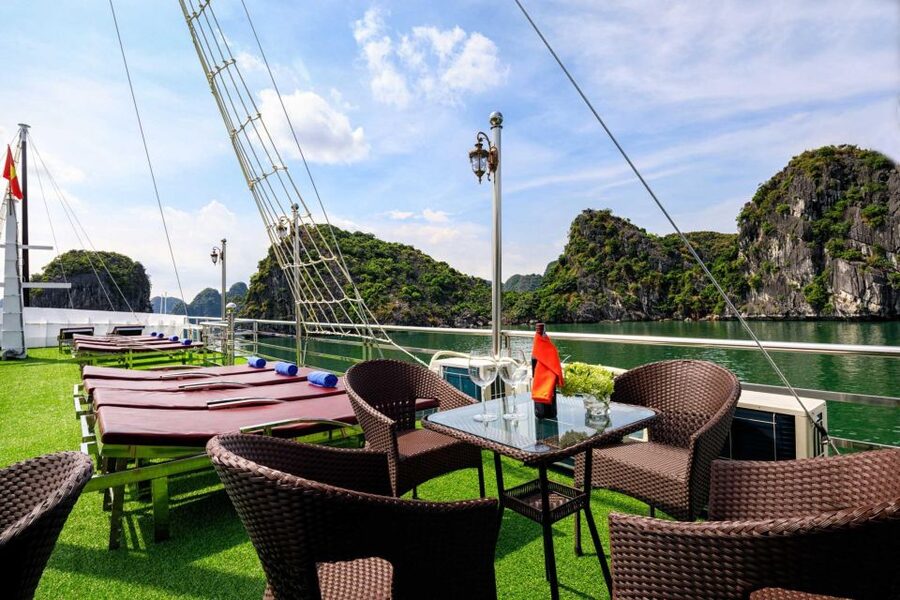 Ninh Binh: Lan Ha Bay 2D 1N cruises- bike tour, kayak, meals - How to make the swim and private beach time work for you