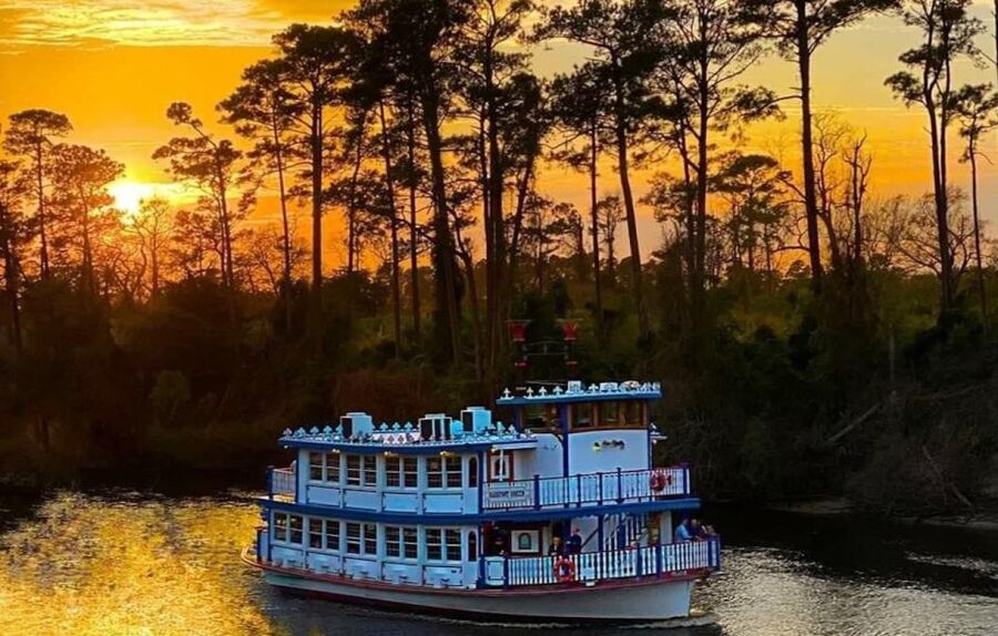 North Myrtle Beach: Dinner Cruise on a Paddle Wheel Boat - Live entertainment and onboard commentary: where to hear it best