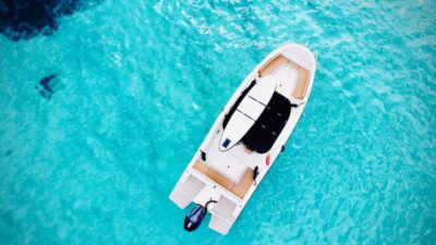 Palma de Mallorca: Private Boat Tour with Snorkel and Paddle - Getting on board at Club de Mar: find the hat, not the stress