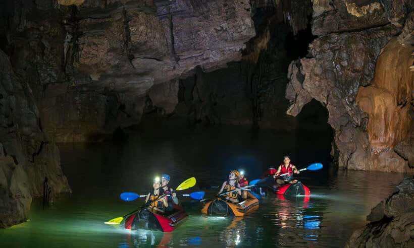 Phong Nha: Phong Nha Cave Expedition 4.5 km by Kayak - The darkness factor: meditation time, but not a fear test