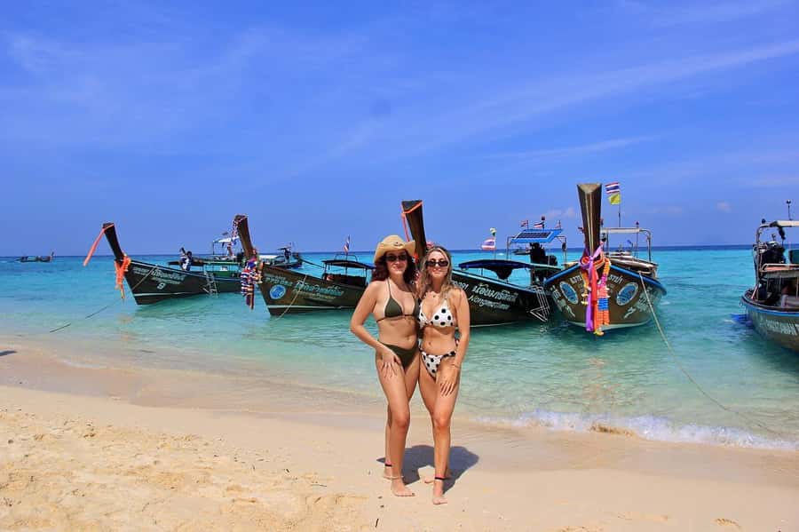 Phuket: Phi Phi & James Bond Island Combo Day Tour w/Lunch - Maya Bay at First Light: Photos, Walking, and the Calm Window