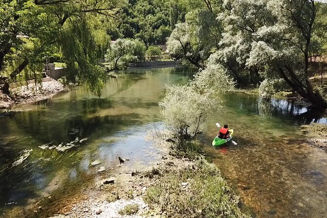 Safari kayak adventure w BBQ & Beer - Stop at the spring: the moment you step out and cross rocks