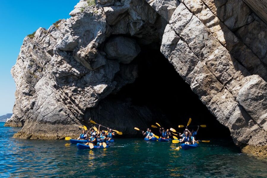 Sesimbra: Arrabida Natural Park & Caves Guided Kayaking Tour - Sesimbra meeting point to paddling start: how the first minutes work