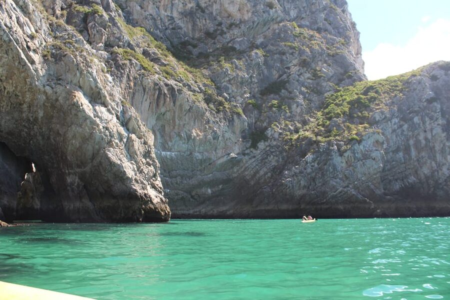 Sesimbra: Ribeiro Cavalo Beach, Caves, & Arrábida Kayak Tour - Guide style: why names like Tomas and Eduardo keep coming up