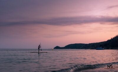 Sunset trip kayak tour in the gulf of Saint-Tropez - Paddling the gulf coastline toward Cap Camarat