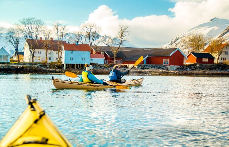 Svolvaer: 2-Hour Winter Kayaking Adventure - Wildlife in Cold Water: Eagles and Nature Talk Without the Noise