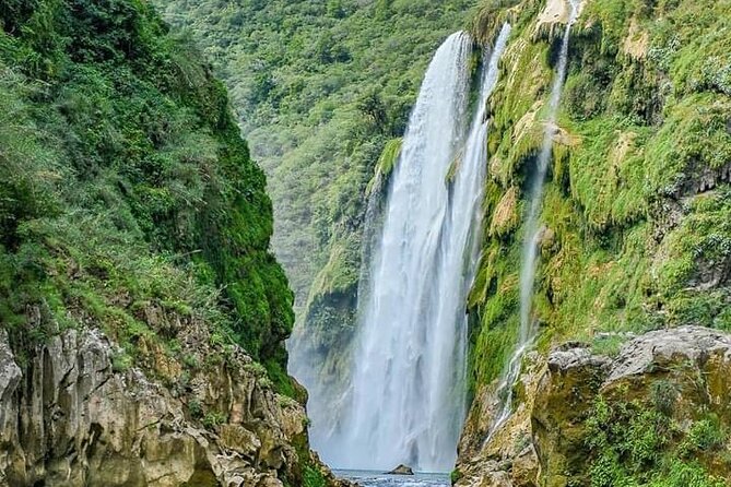 Tamul waterfall and water cave on a wooden canoe - Tamul Waterfall: the photo stop in the middle of the river