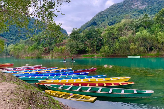 Tamul waterfall and water cave on a wooden canoe - Getting on the Tampaon River: what the wooden canoe ride is really like