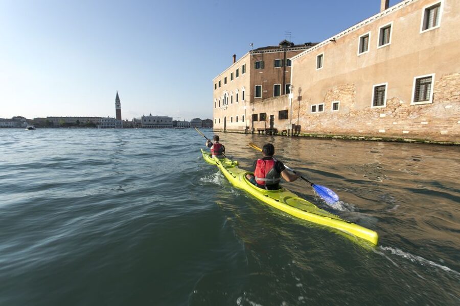 Venice: Guided Canal Kayak Tour at Day, Night, or Sunset - Solo vs double kayak: how pairing can affect your comfort