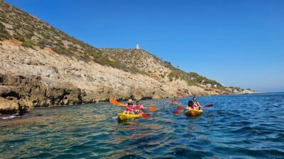 Villajoyosa: Kayak trip - Start at Alicante Aventura Turismo Activo: getting on the water smoothly